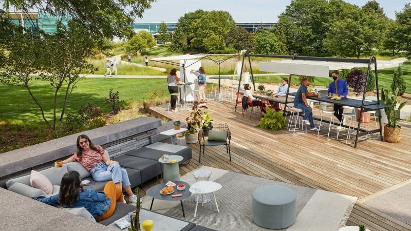 millennials-gen-z-working-outdoors-social-space