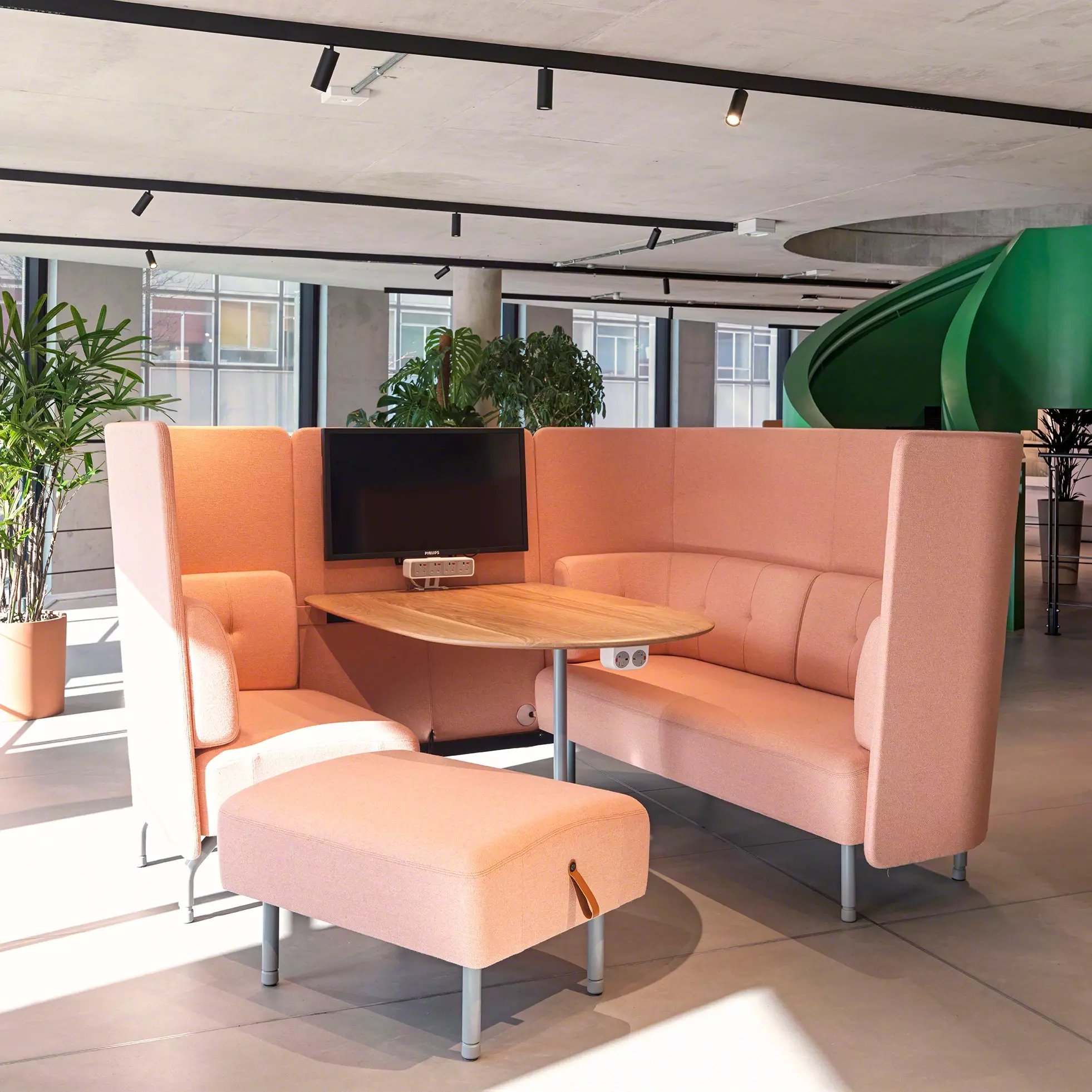Orangebox-Beyond-the-desk-booth