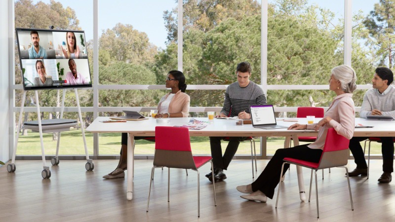 employees-having-meeting-in-green-office