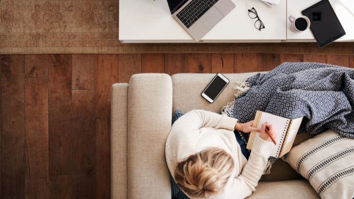 remote-working-woman-on-sofa